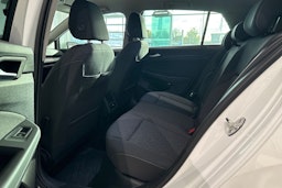 valkoinen Volkswagen Golf 2025 kuva 12.