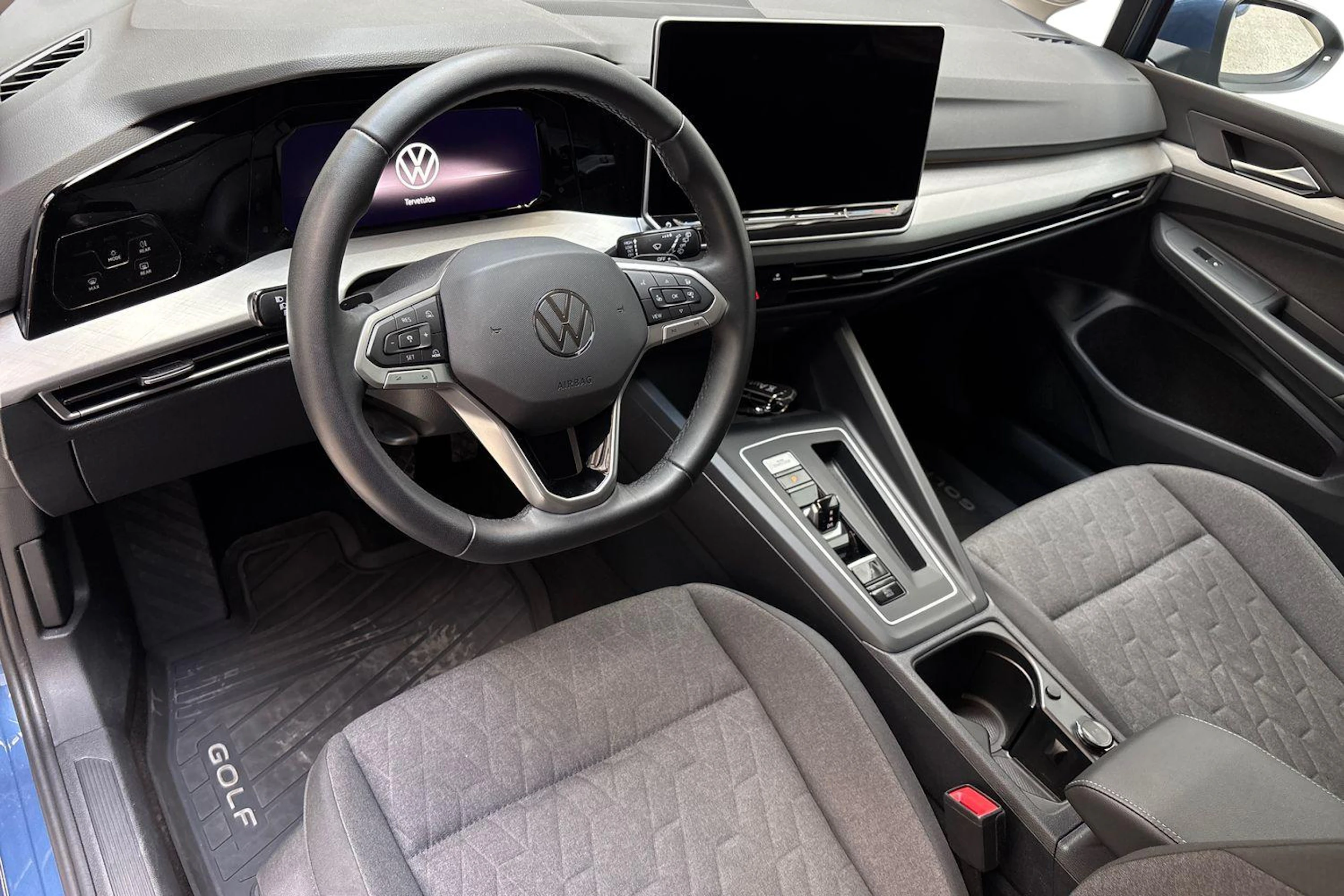 sininen Volkswagen Golf 2025 kuva 8.