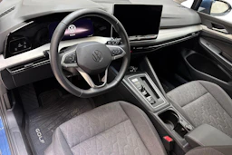 sininen Volkswagen Golf 2025 kuva 8.