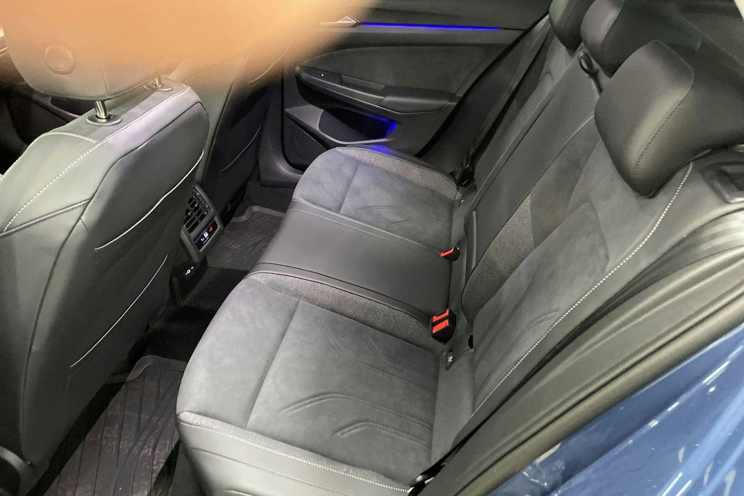 sininen Volkswagen Golf 2025 kuva 8.