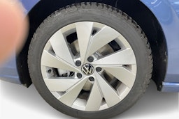 sininen Volkswagen Golf 2025 kuva 9.