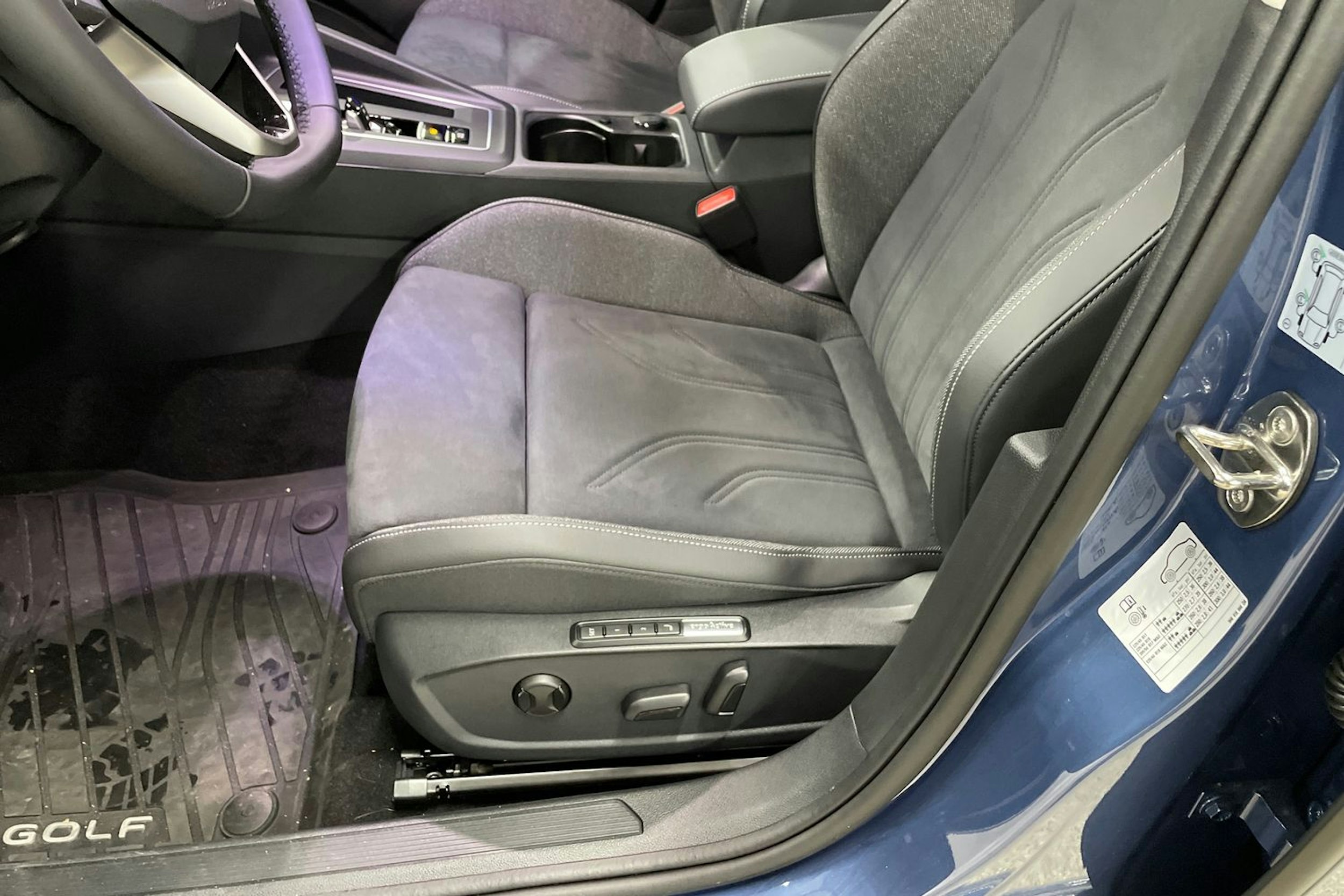 sininen Volkswagen Golf 2025 kuva 11.