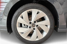harmaa Volkswagen Golf 2025 kuva 9.