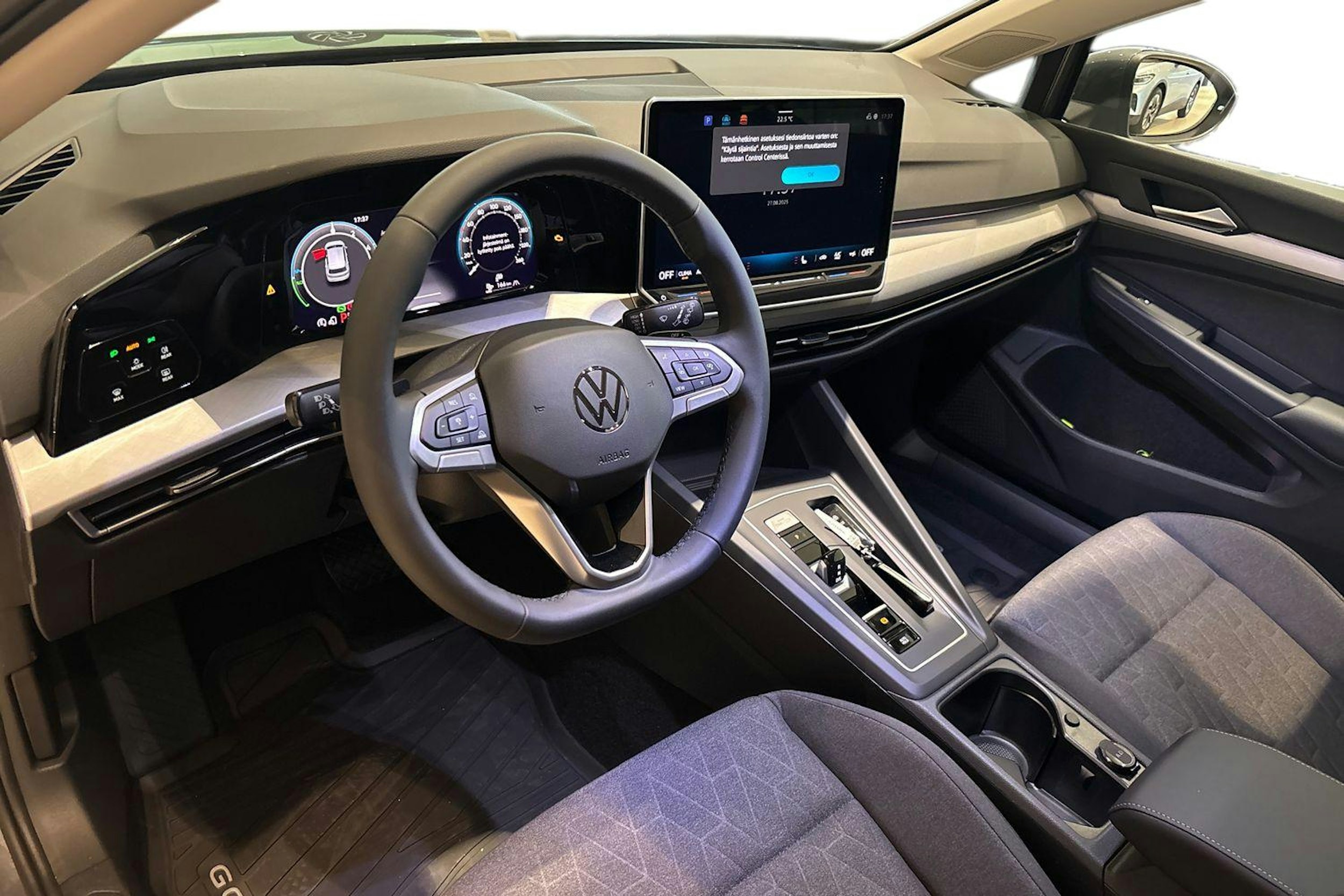 harmaa Volkswagen Golf 2025 kuva 6.