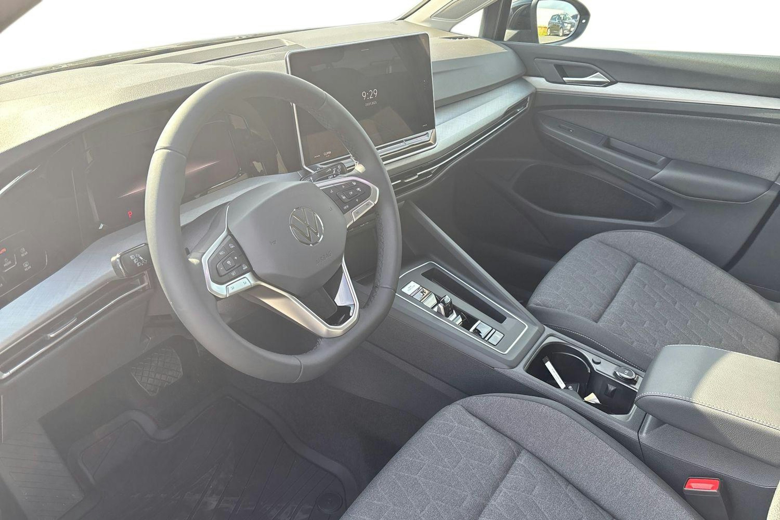 musta Volkswagen Golf 2025 kuva 6.
