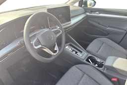 musta Volkswagen Golf 2025 kuva 6.