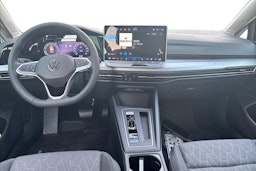 musta Volkswagen Golf 2025 kuva 7.
