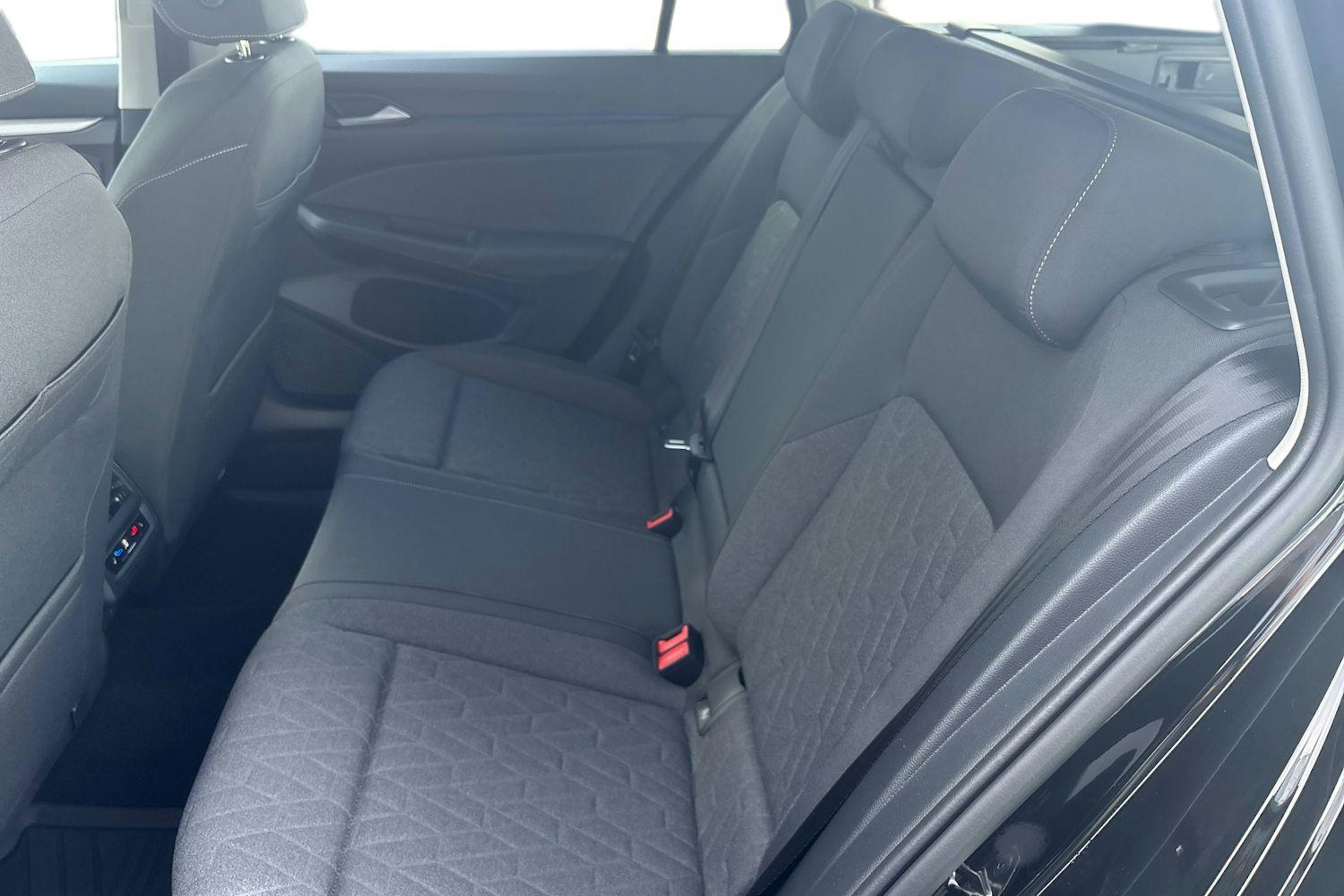 musta Volkswagen Golf 2025 kuva 8.