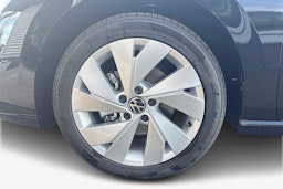 musta Volkswagen Golf 2025 kuva 9.