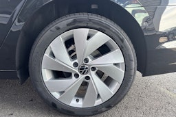 musta Volkswagen Golf 2025 kuva 10.