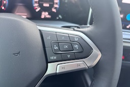 musta Volkswagen Golf 2025 kuva 13.