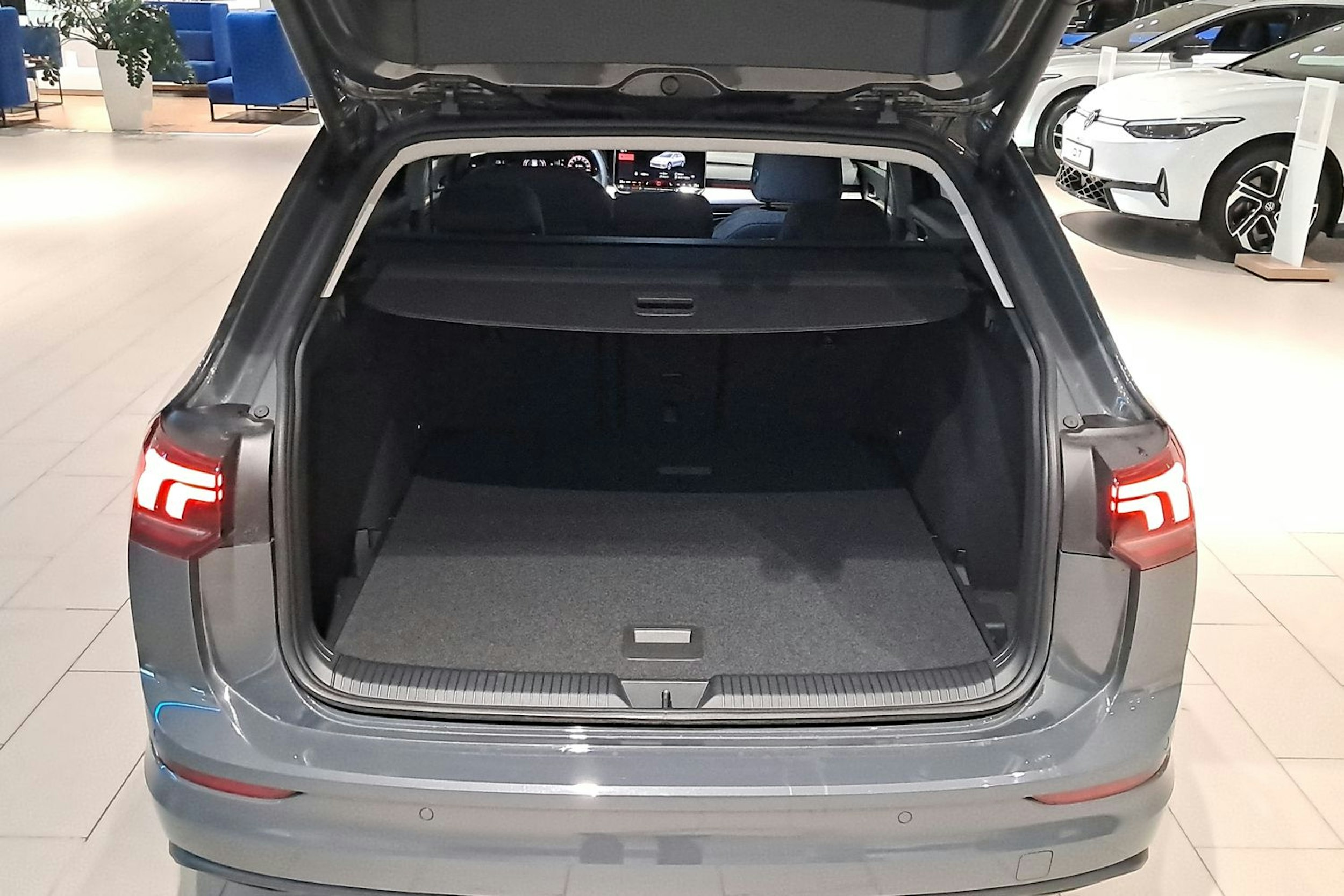 harmaa Volkswagen Golf 2025 kuva 11.