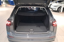 harmaa Volkswagen Golf 2025 kuva 11.