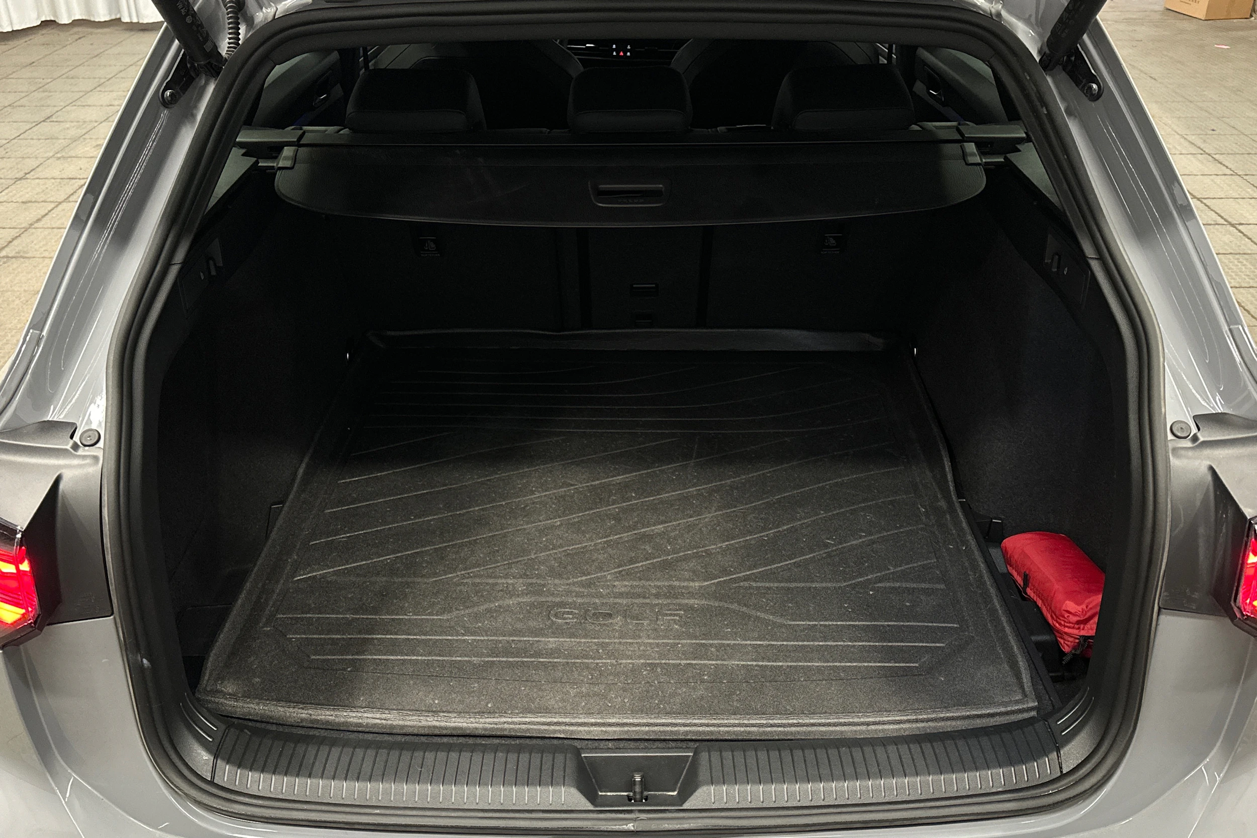harmaa Volkswagen Golf 2025 kuva 11.