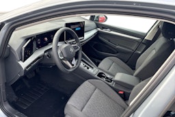 harmaa Volkswagen Golf 2025 kuva 6.