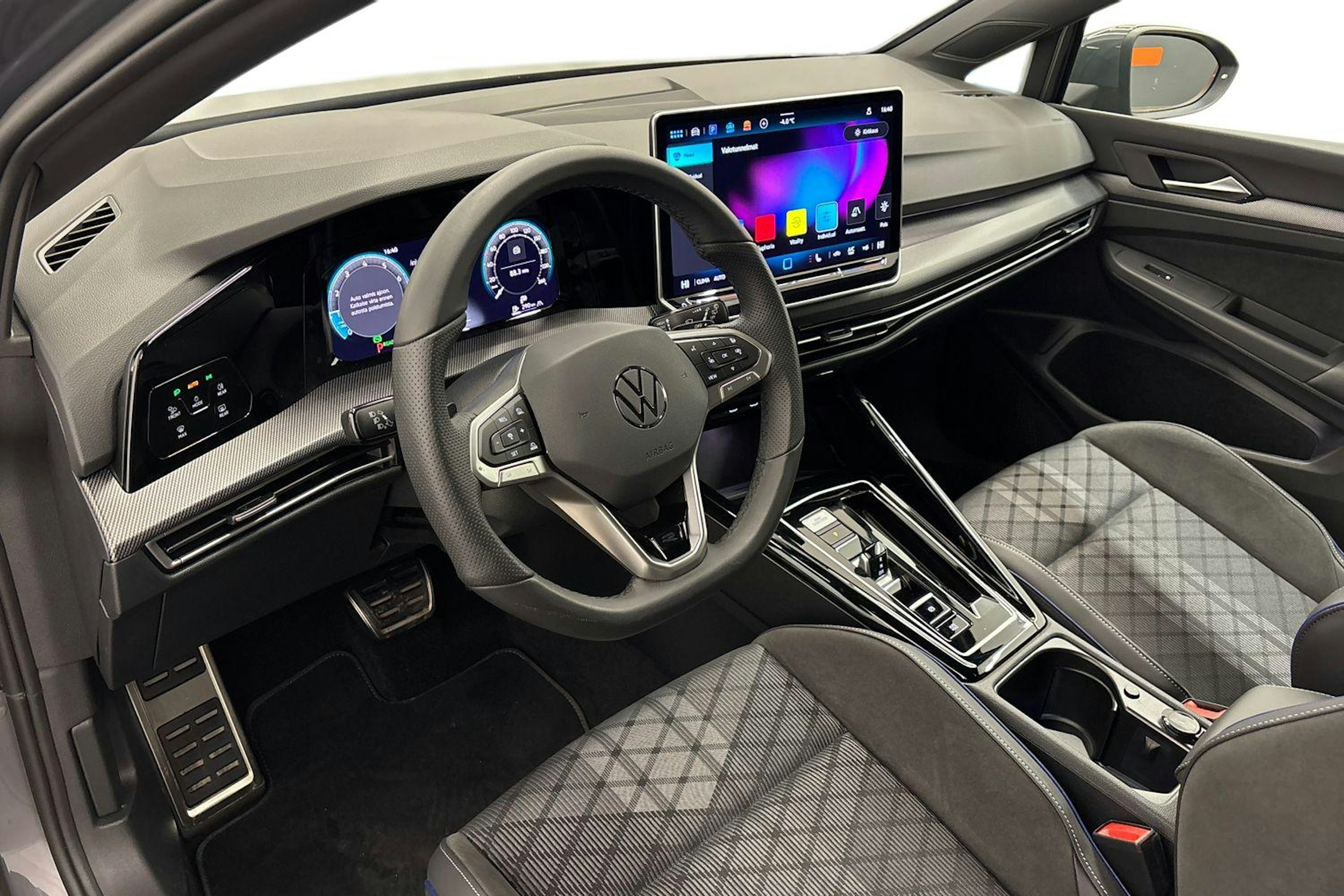 harmaa Volkswagen Golf 2025 kuva 6.