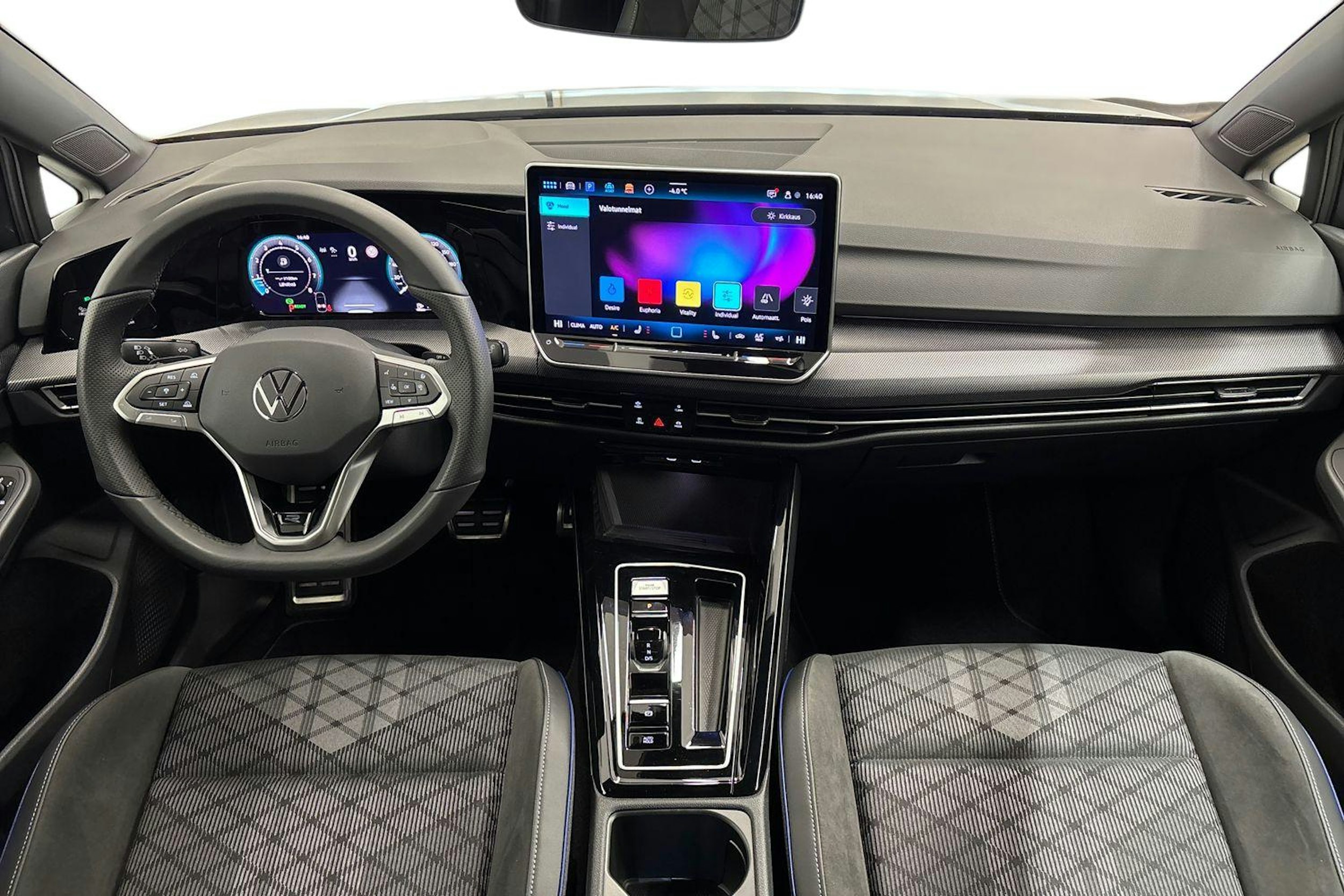 harmaa Volkswagen Golf 2025 kuva 7.