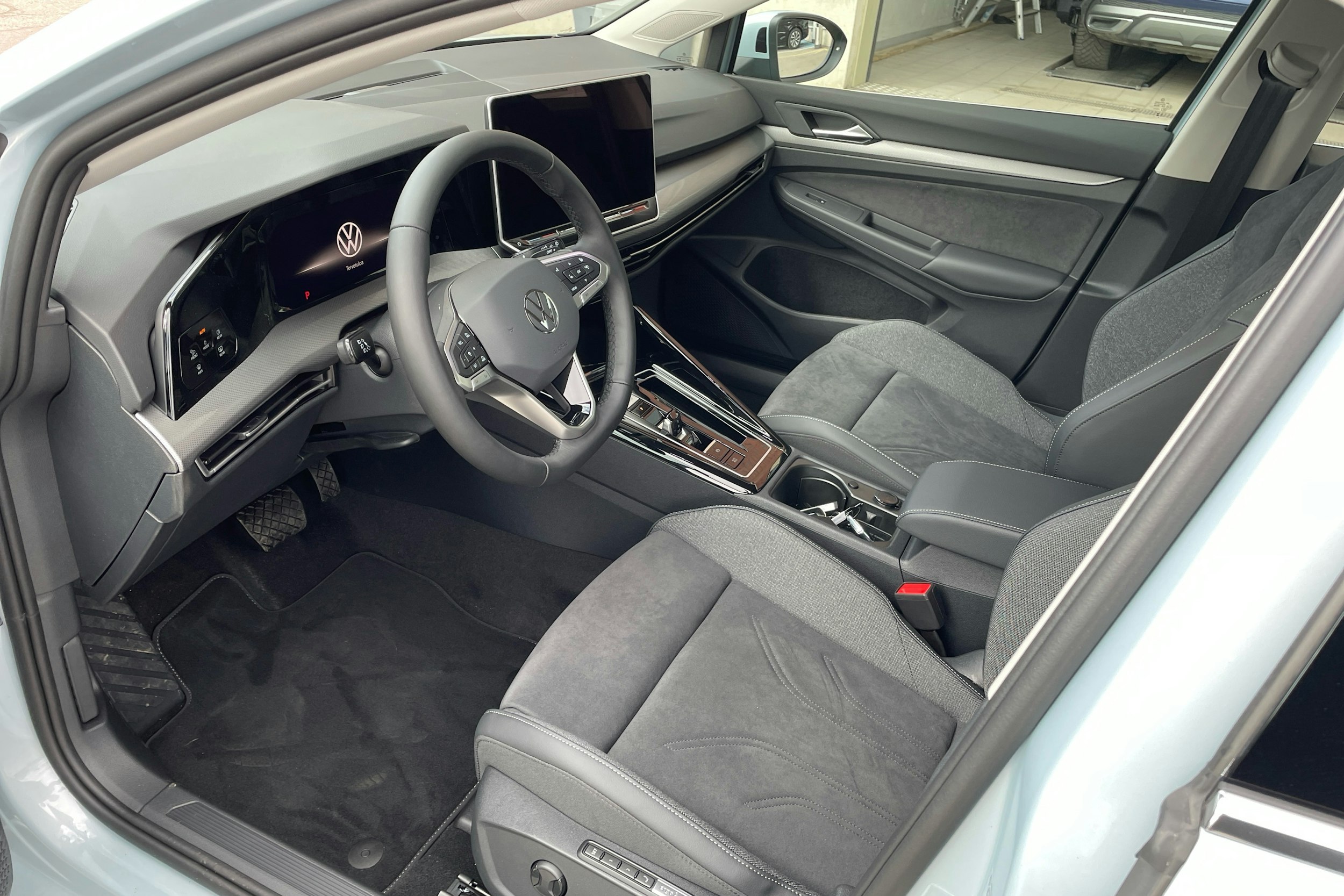 sininen Volkswagen Golf 2025 kuva 6.