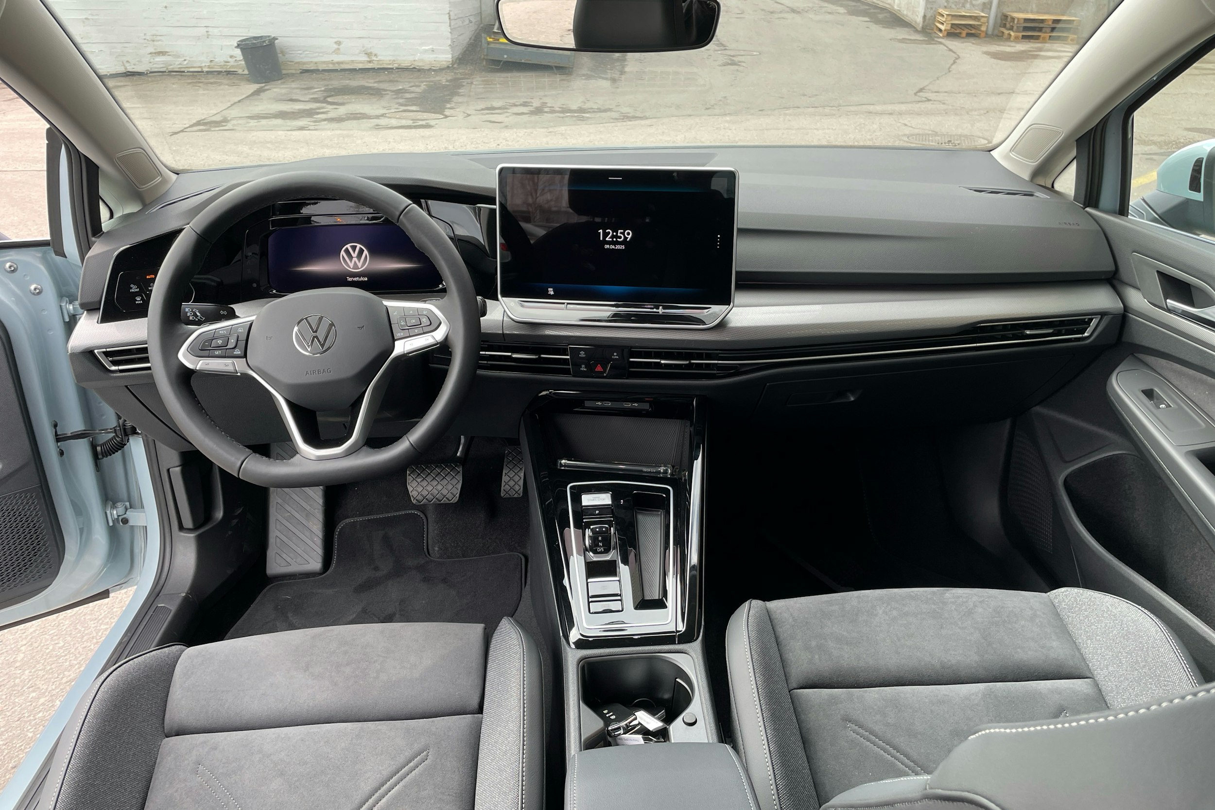 sininen Volkswagen Golf 2025 kuva 7.