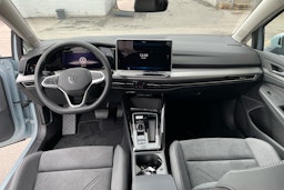 sininen Volkswagen Golf 2025 kuva 7.