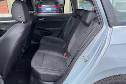 sininen Volkswagen Golf 2025 kuva 8.