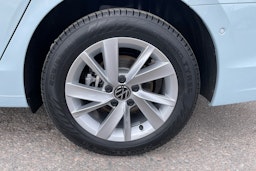 sininen Volkswagen Golf 2025 kuva 9.