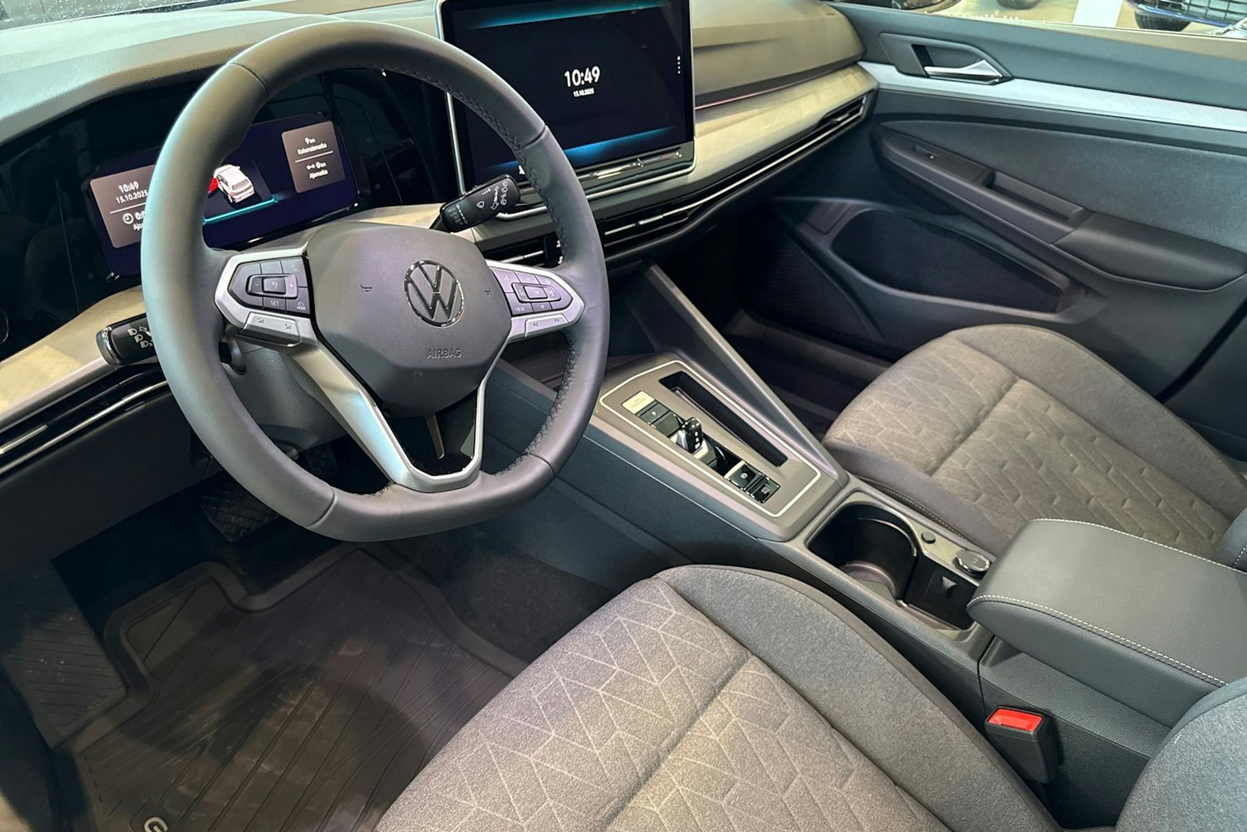 musta Volkswagen Golf 2025 kuva 6.