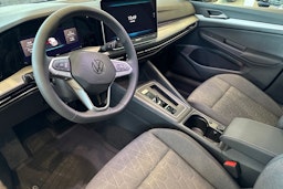 musta Volkswagen Golf 2025 kuva 6.