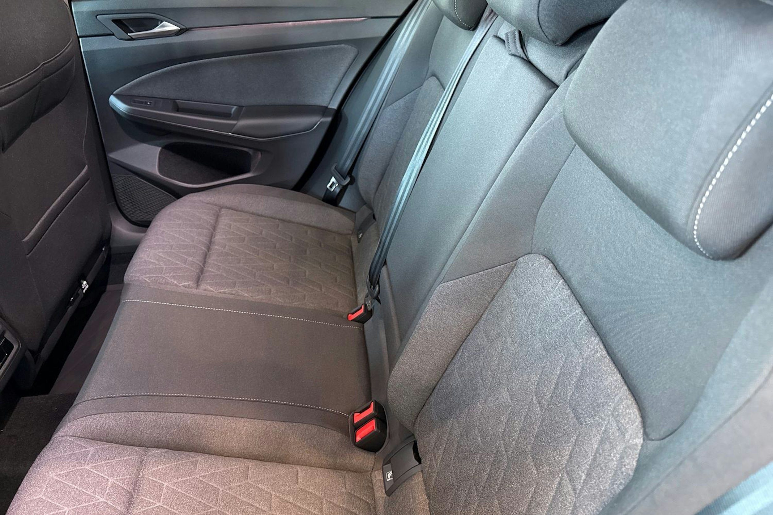 musta Volkswagen Golf 2025 kuva 8.