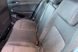 musta Volkswagen Golf 2025 kuva 8.