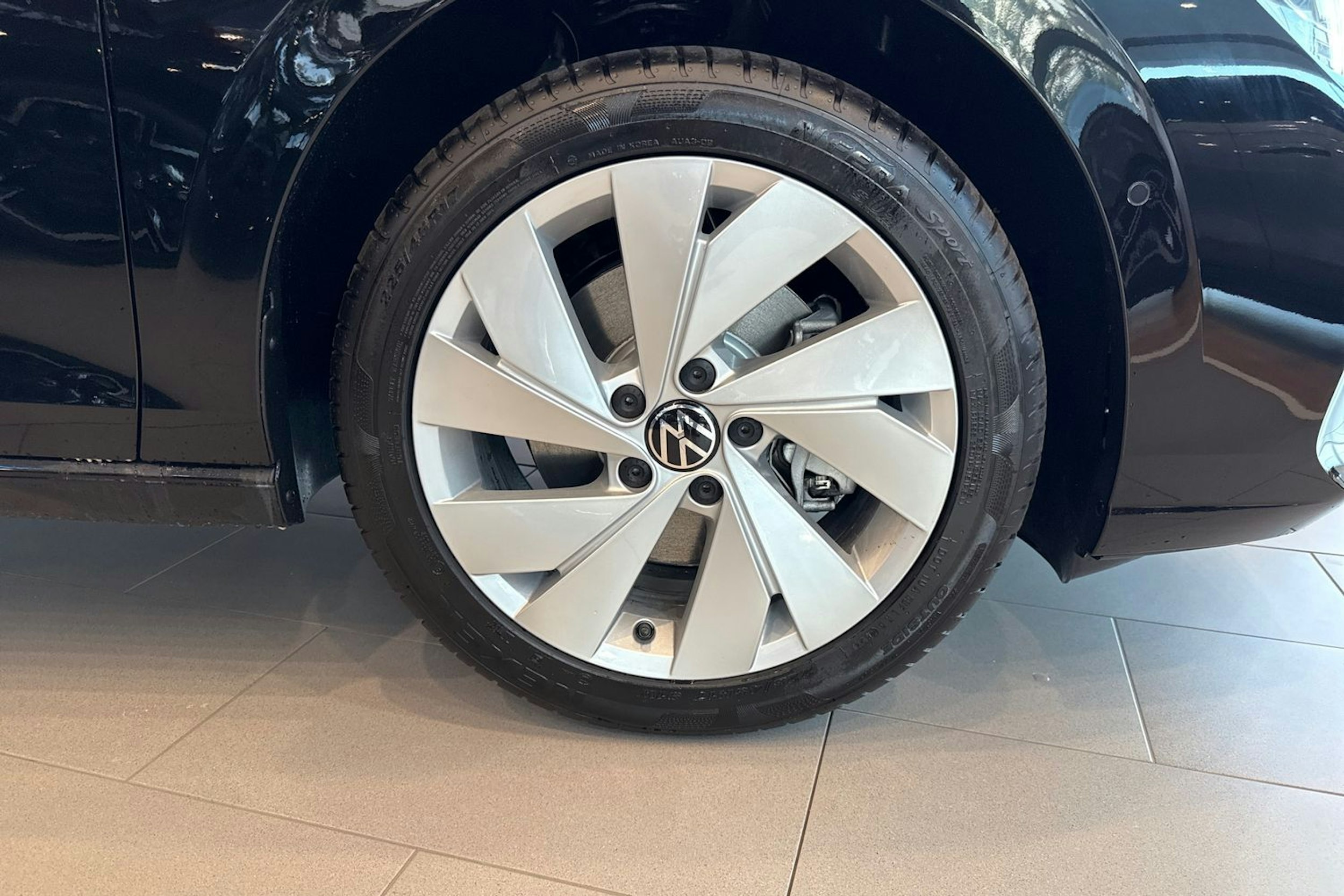 musta Volkswagen Golf 2025 kuva 9.