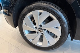 musta Volkswagen Golf 2025 kuva 10.