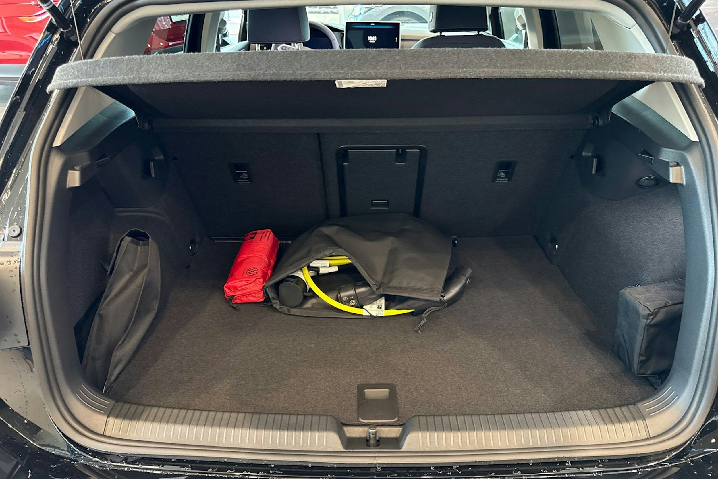 musta Volkswagen Golf 2025 kuva 11.