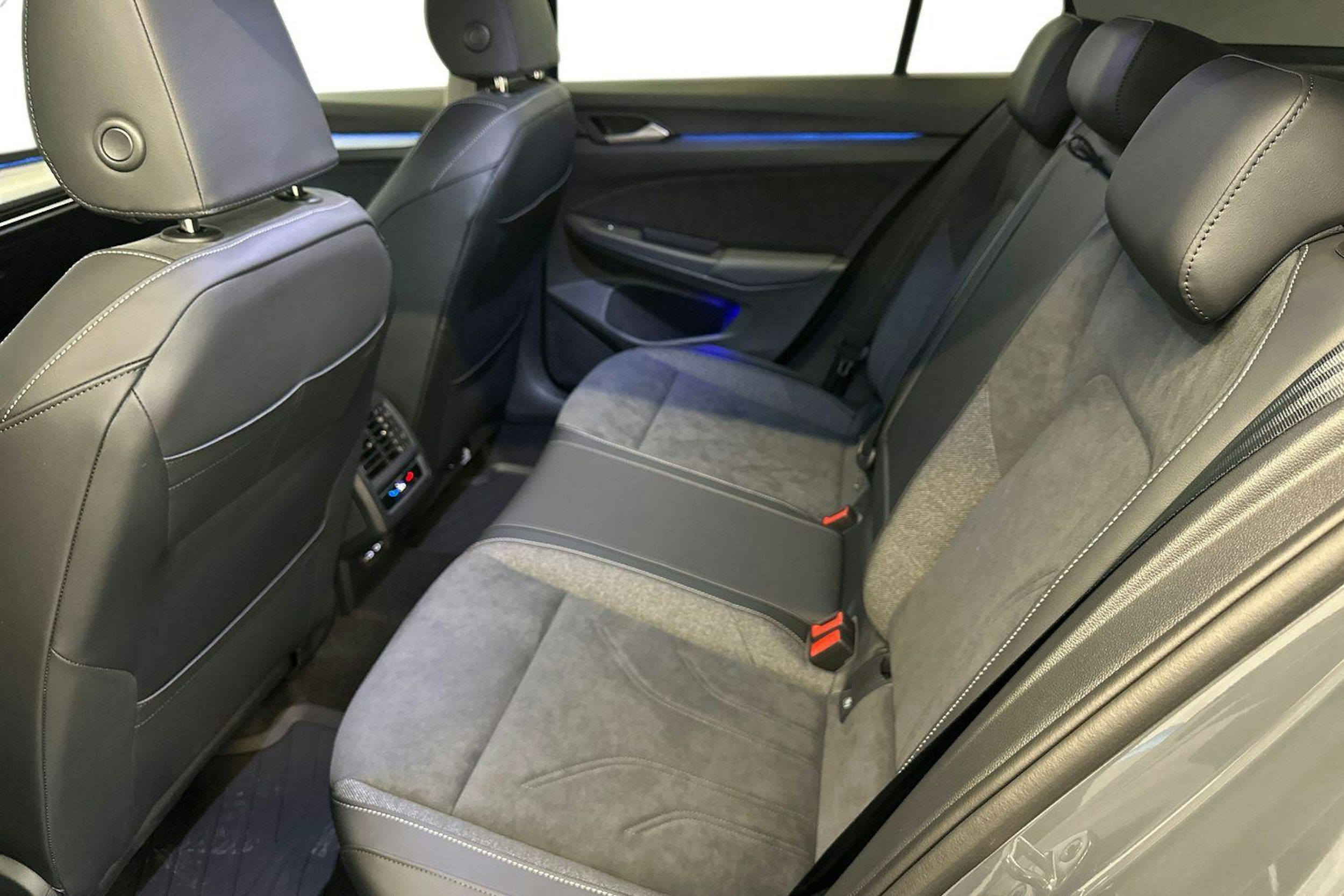 harmaa Volkswagen Golf 2026 kuva 8.