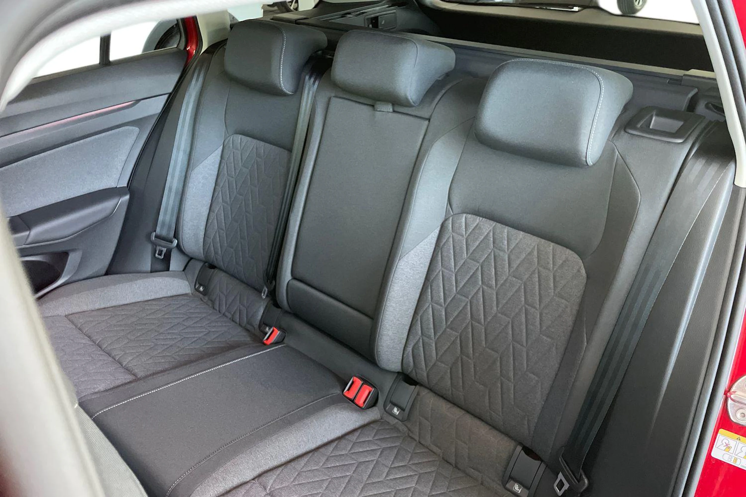 punainen Volkswagen Golf 2026 kuva 8.