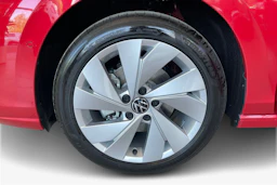 punainen Volkswagen Golf 2026 kuva 9.