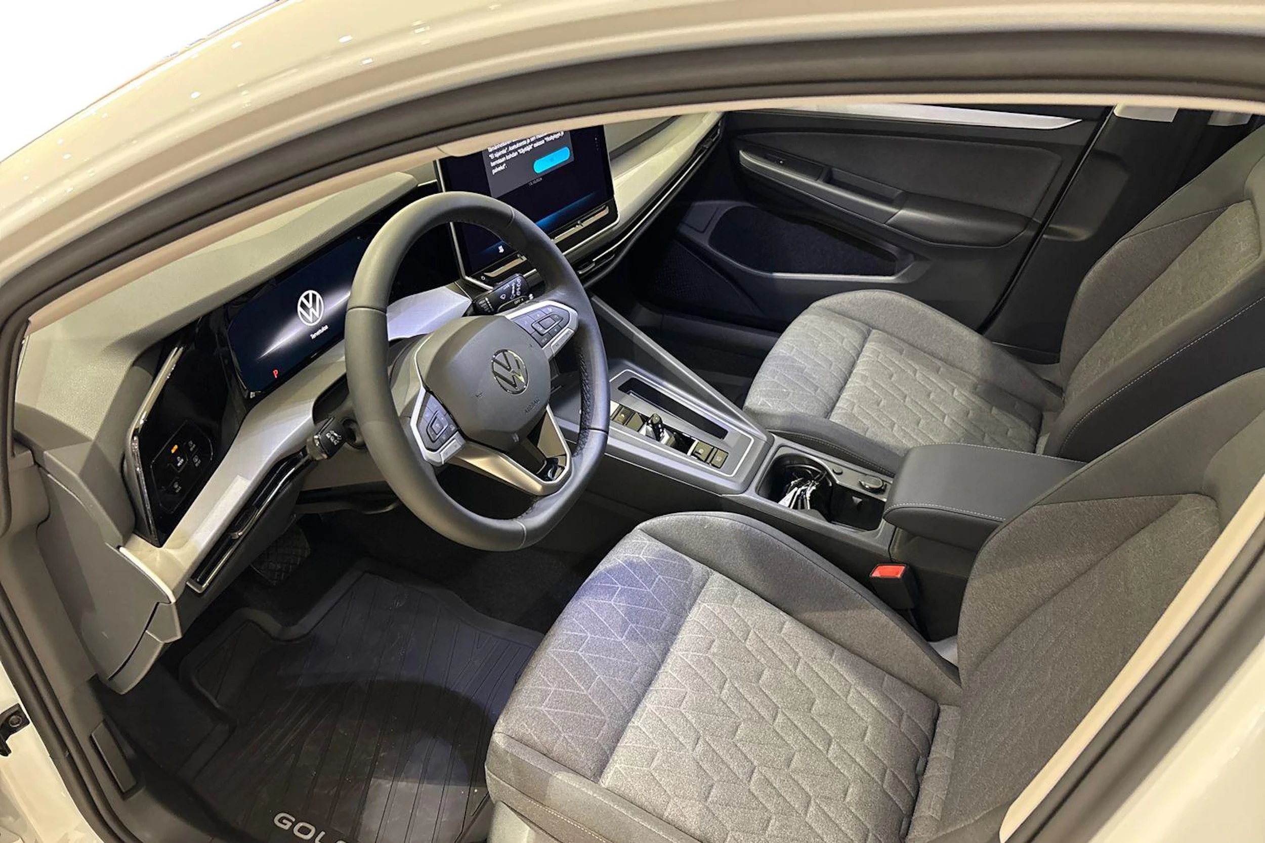 valkoinen Volkswagen Golf 2026 kuva 6.