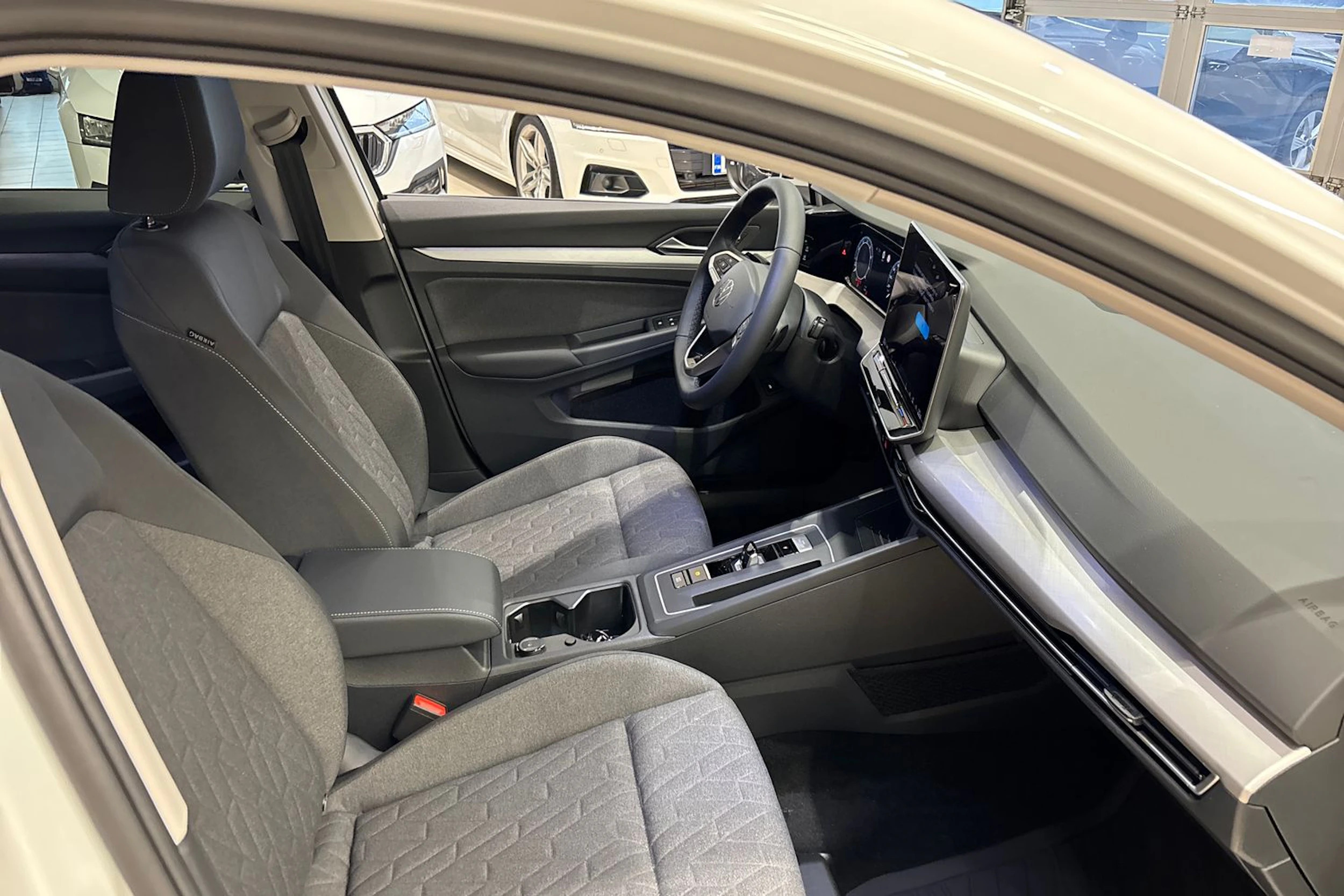 valkoinen Volkswagen Golf 2026 kuva 11.