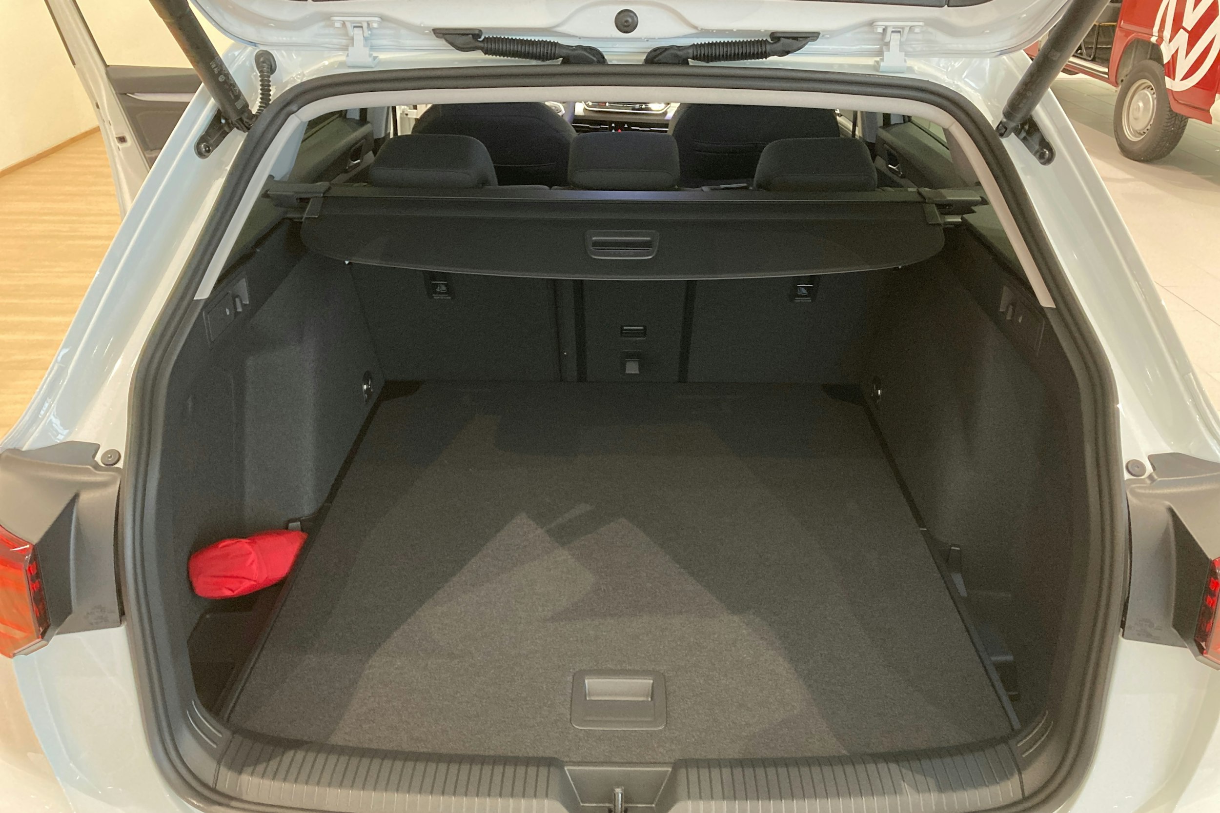 valkoinen Volkswagen Golf 2026 kuva 17.