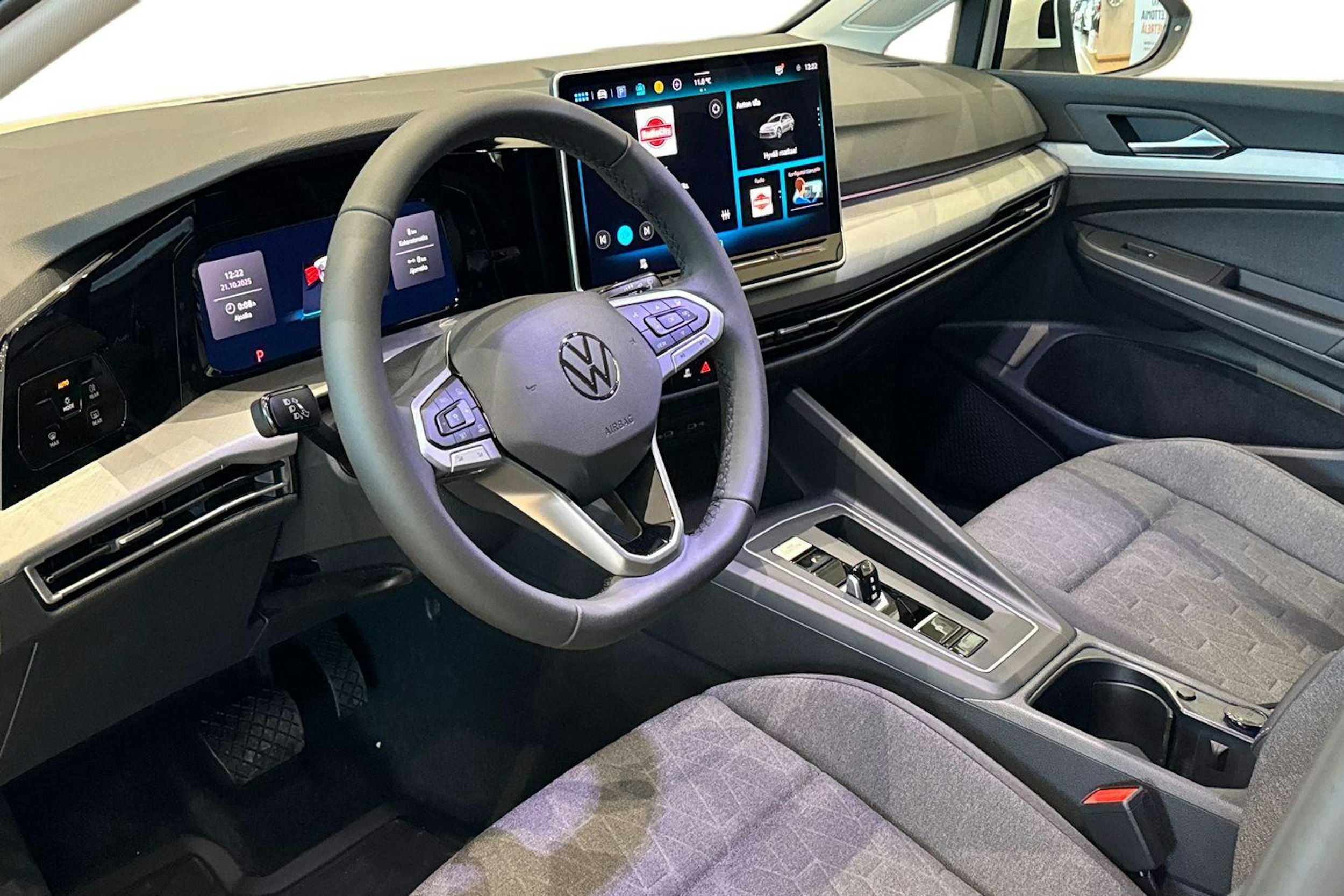 valkoinen Volkswagen Golf 2026 kuva 6.