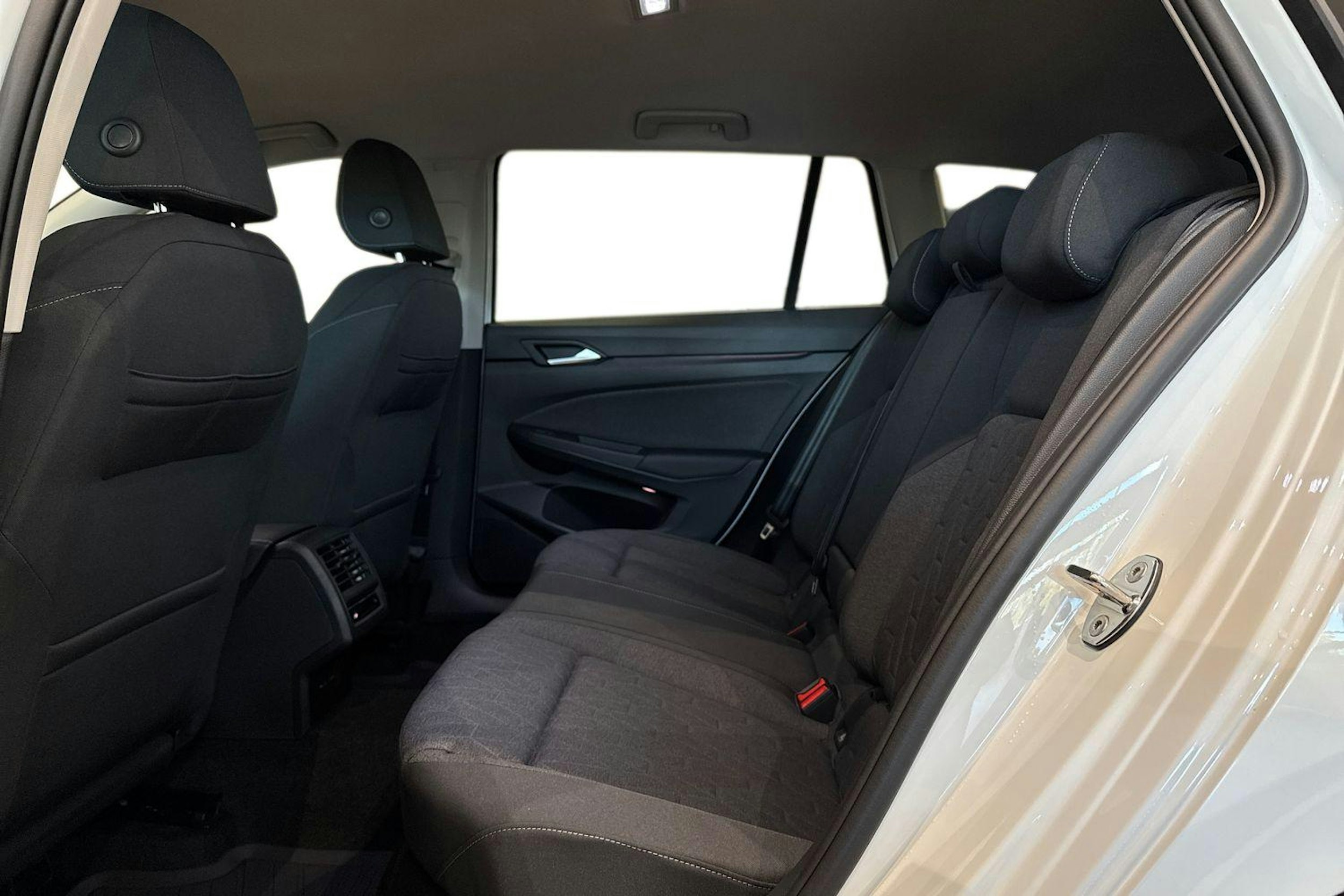 valkoinen Volkswagen Golf 2026 kuva 8.