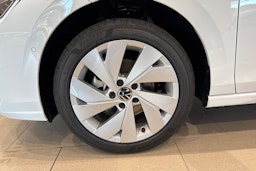 valkoinen Volkswagen Golf 2026 kuva 9.