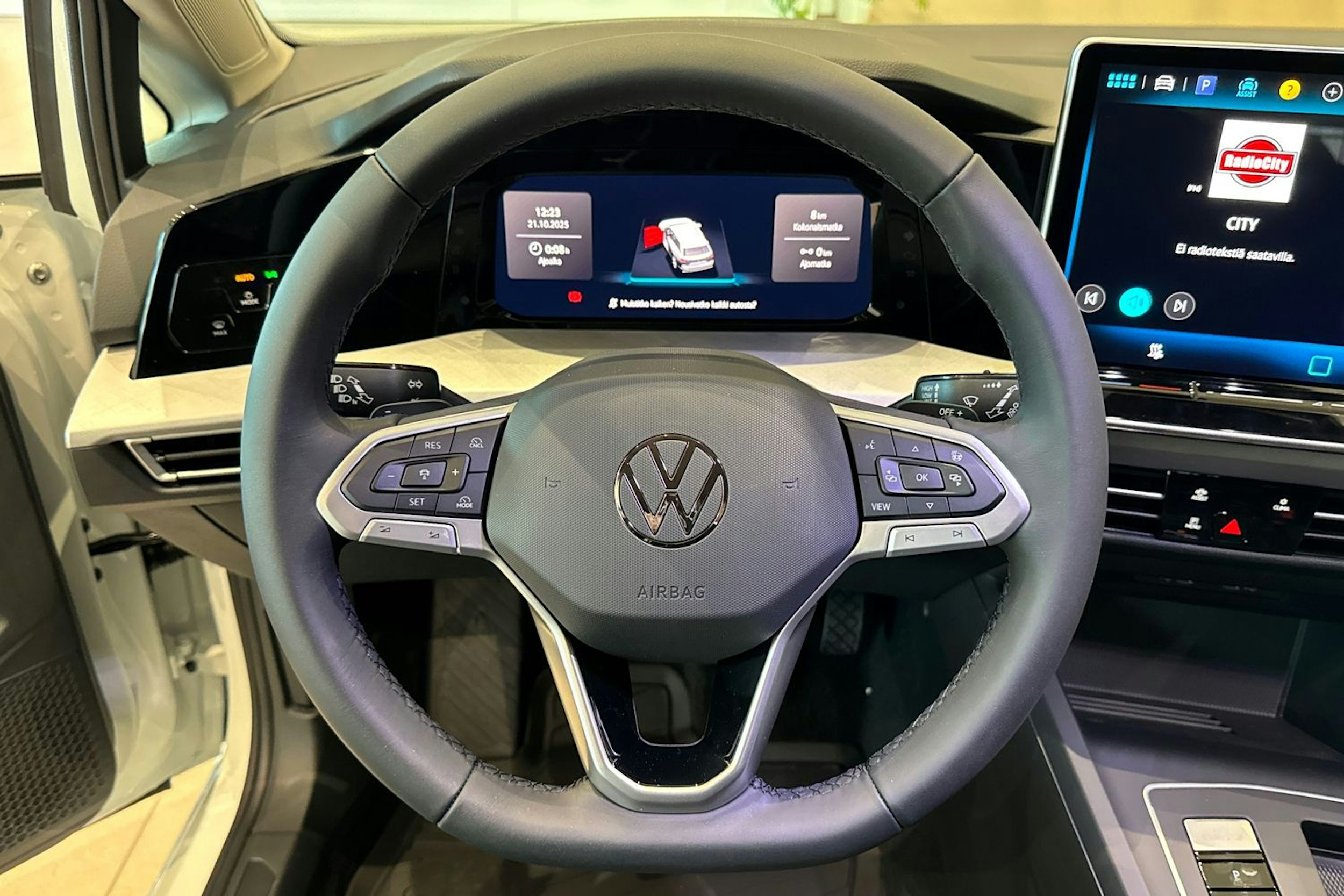 valkoinen Volkswagen Golf 2026 kuva 12.