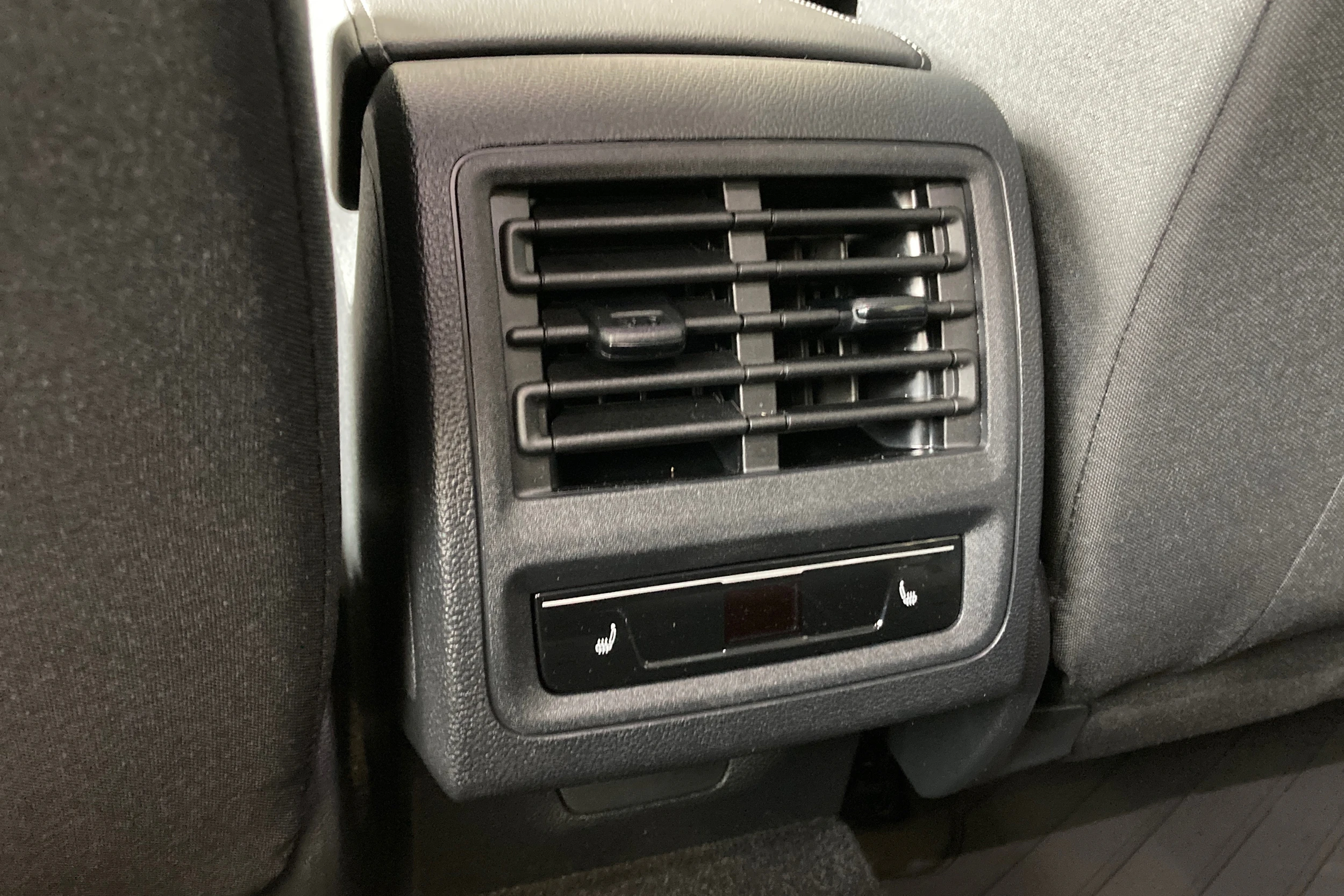 valkoinen Volkswagen Golf 2026 kuva 18.