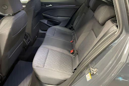 harmaa Volkswagen Golf 2026 kuva 8.