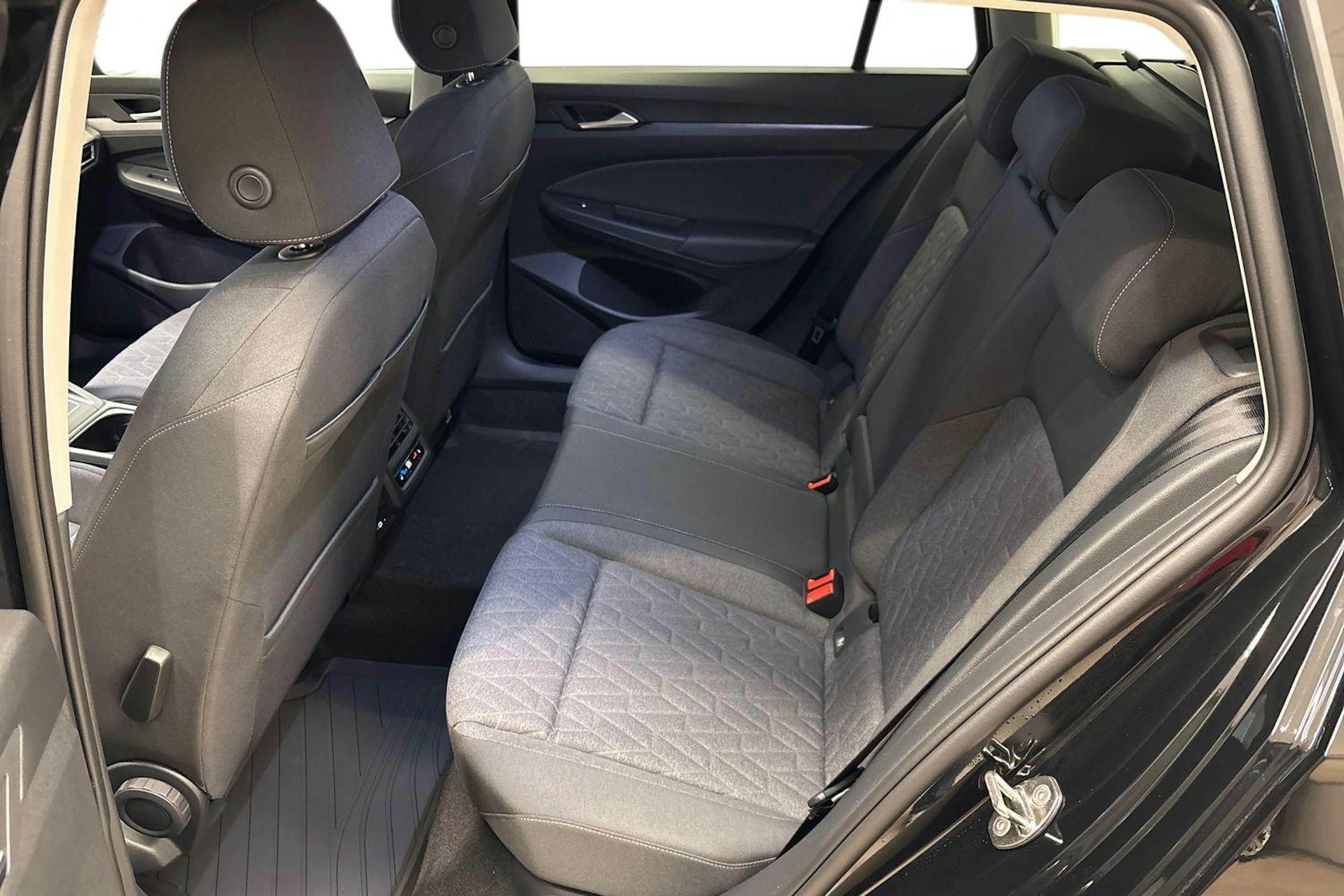 musta Volkswagen Golf 2026 kuva 8.