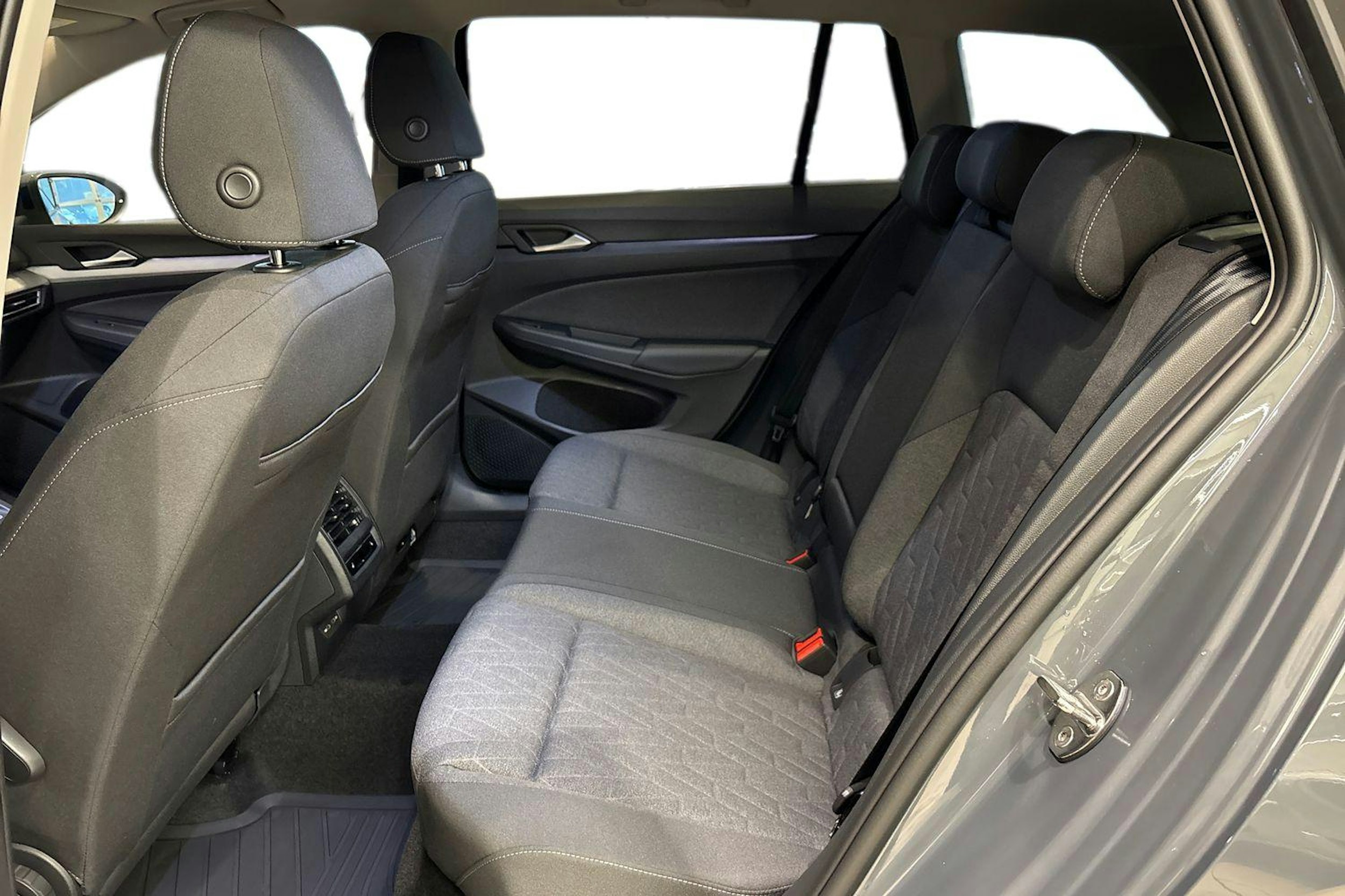 harmaa Volkswagen Golf 2026 kuva 8.