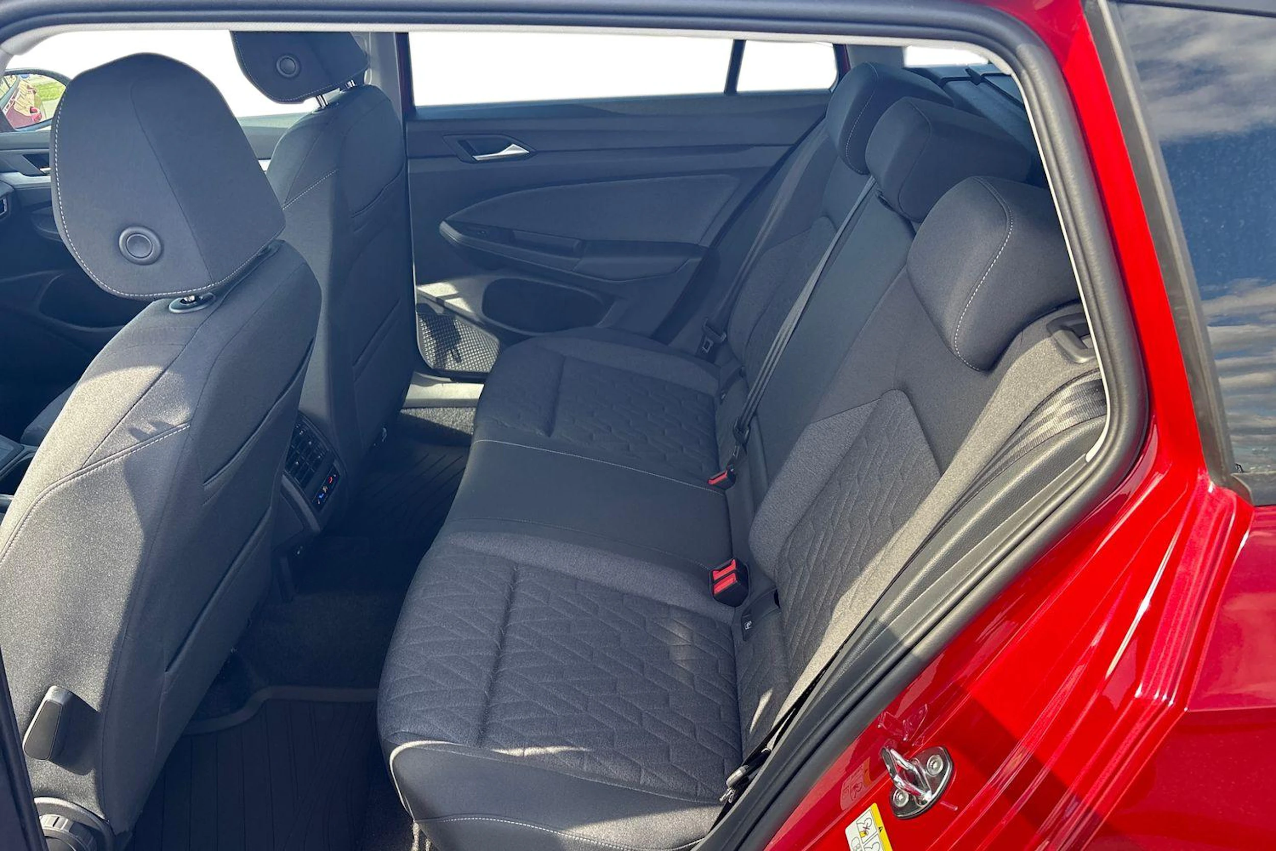 punainen Volkswagen Golf 2026 kuva 8.