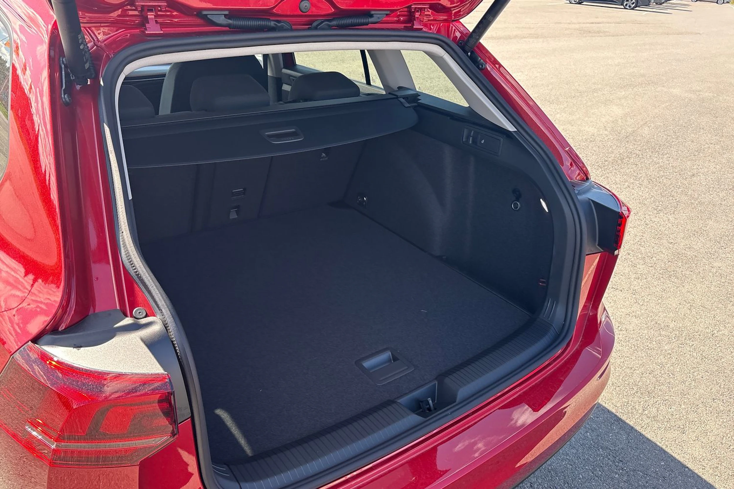 punainen Volkswagen Golf 2026 kuva 11.
