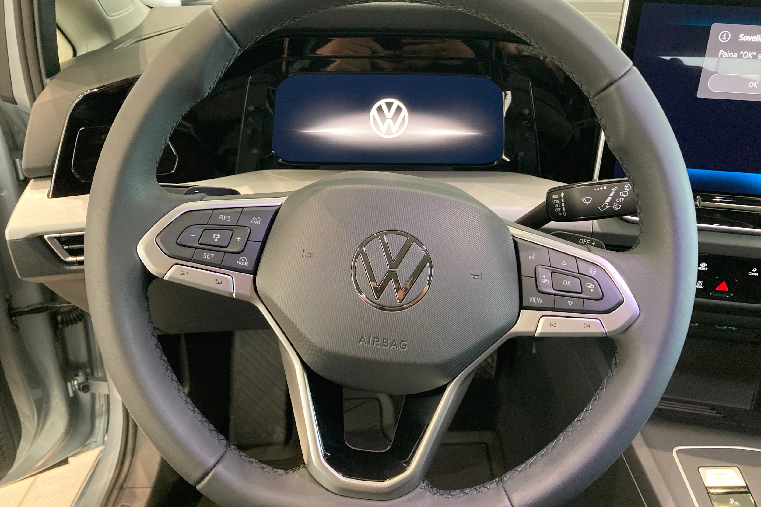 harmaa Volkswagen Golf 2026 kuva 13.